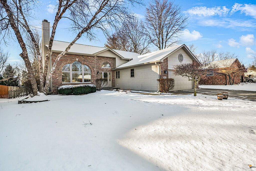 Property Photo:  1011 Ranchwood Drive  IL 60404 