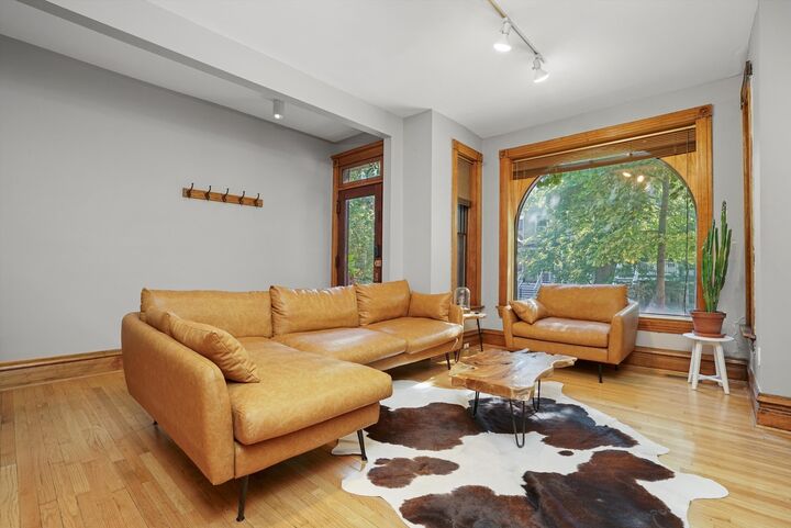 Property Photo: 3816 N Kenmore Avenue IL 60613