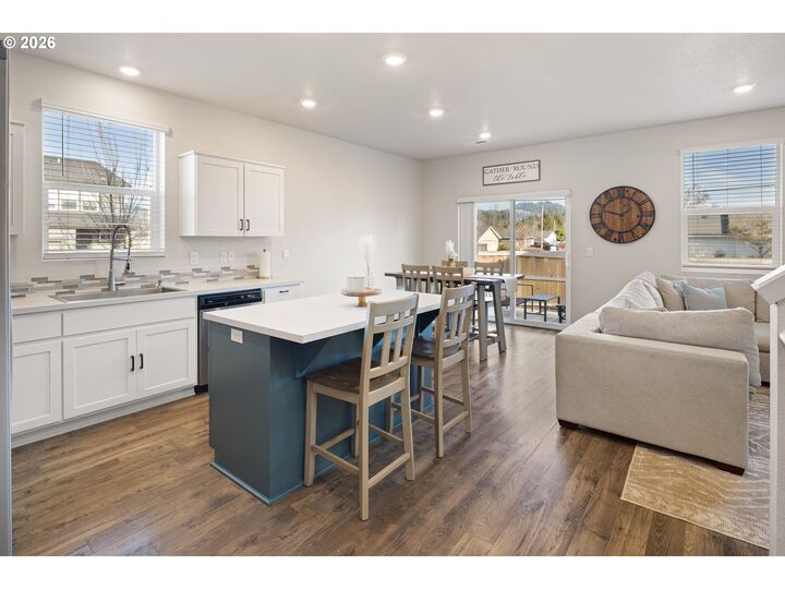 Property Photo:  2483 30th Pl  OR 97477 