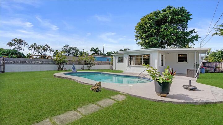 Property Photo:  1105 N 31st Ct  FL 33021 