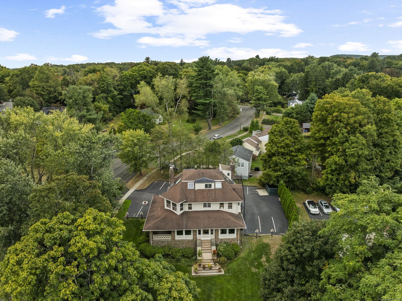 Property Photo:  2750 Whitney Avenue  CT 06518 