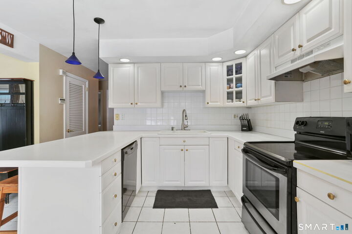 Property Photo:  40 Rose Terrace  CT 06611 