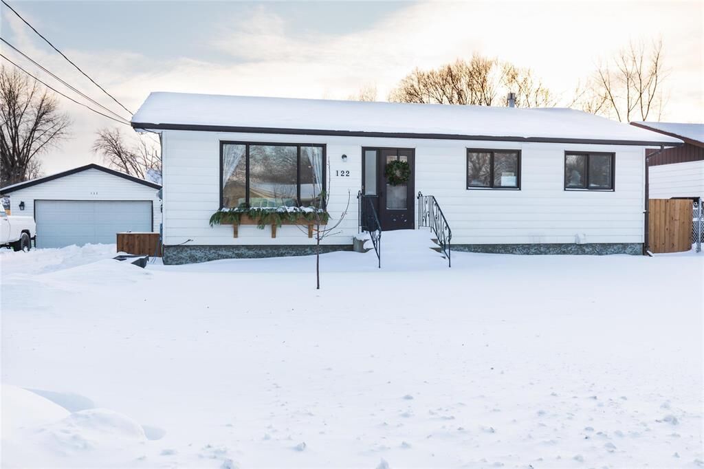 Property Photo:  122 St Alphonse Avenue  MB R5H 1H9 