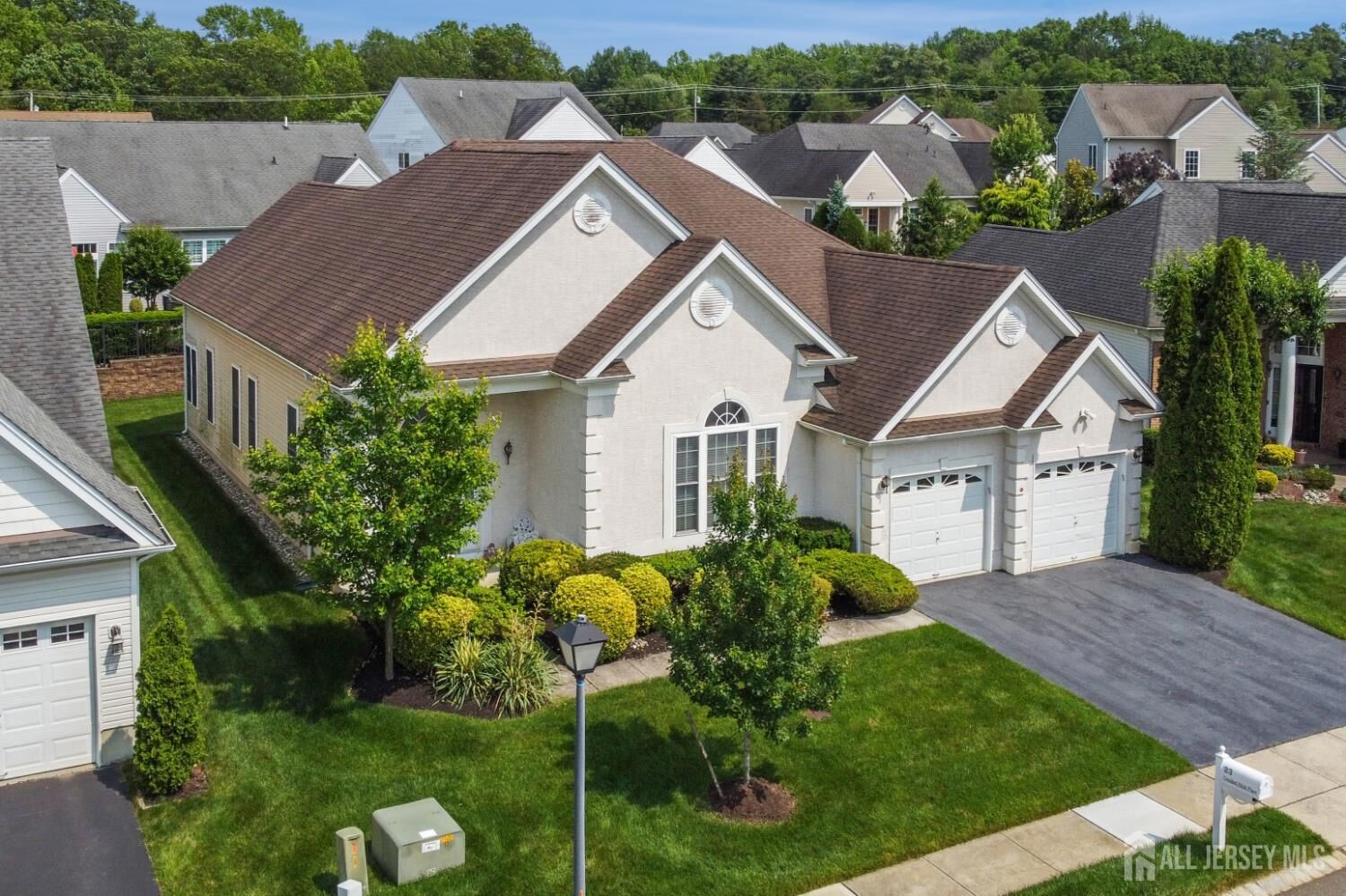 Property Photo:  23 Crooked Stick Place  NJ 08831 