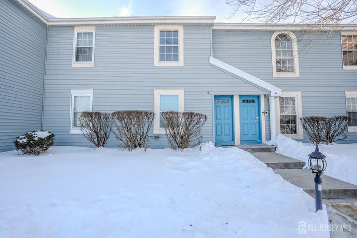 Property Photo:  32 Tanglewood Court  NJ 08852 