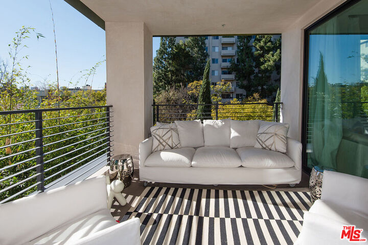 Property Photo: 432 N Oakhurst Dr CA 90210