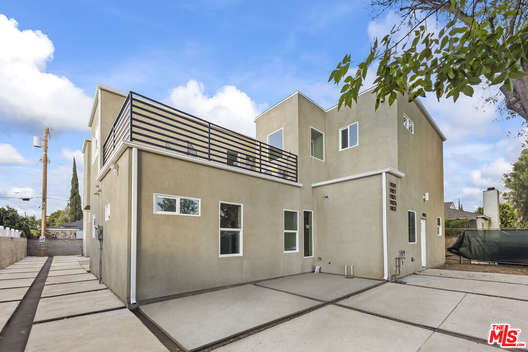 Property Photo: 19025 Bassett St CA 91335
