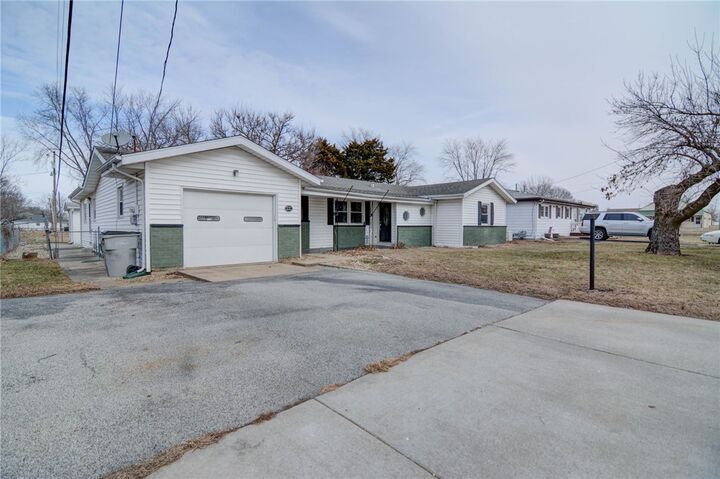 Property Photo:  332 E Cox Street  IL 62535 