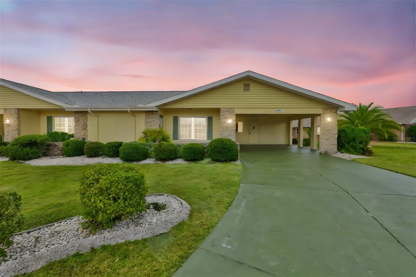 Property Photo: 1007 Strawpocket Place FL 33573