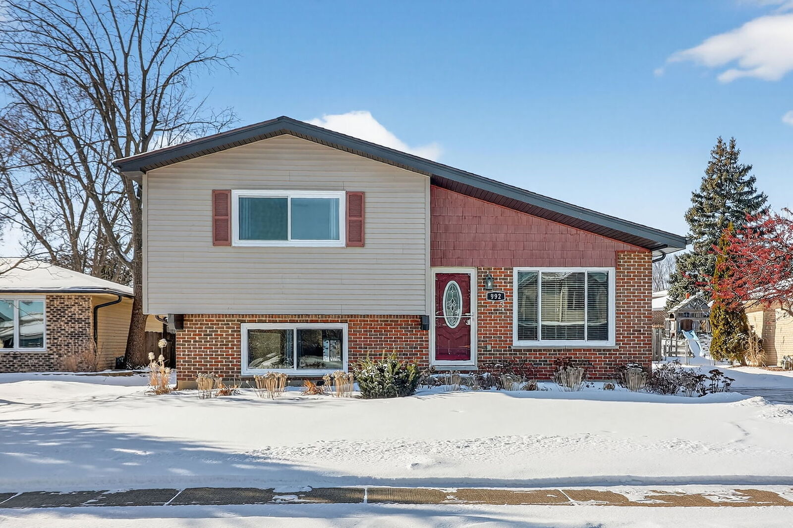 Property Photo: 992 Navajo Street IL 60188