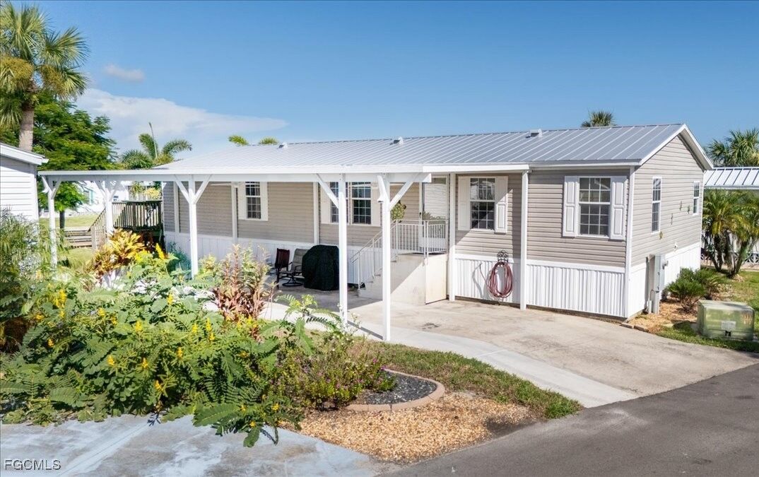 Property Photo: 3127 Bayside Parkway FL 33982