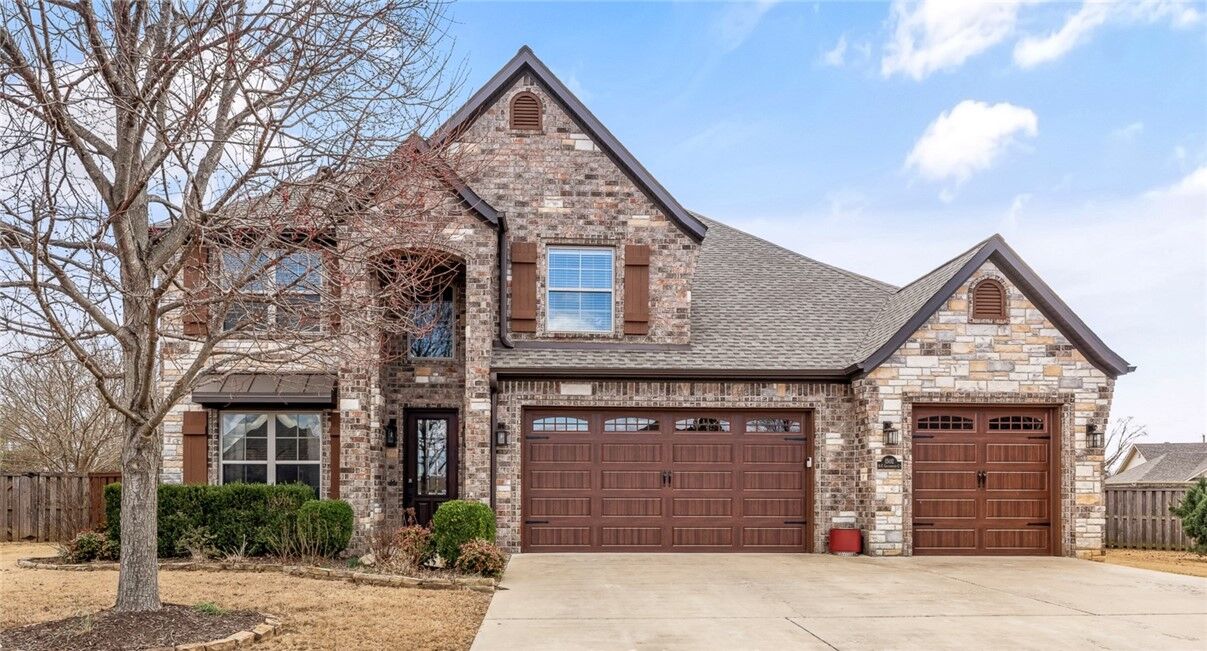 Property Photo:  1502 NE Greenbrier Court  AR 72712 
