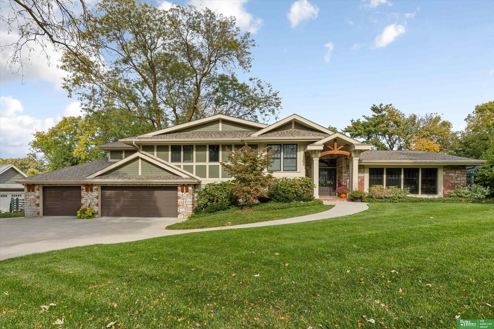 Property Photo: 8602 Hickory Street NE 68124