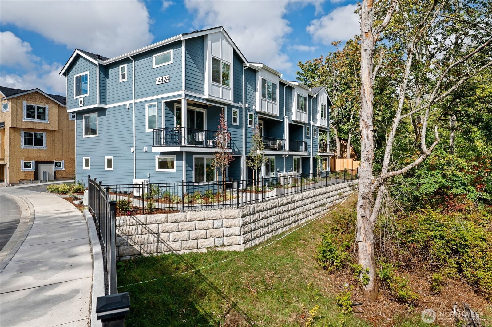 Property Photo:  14424  Madison Way E5  WA 98087 