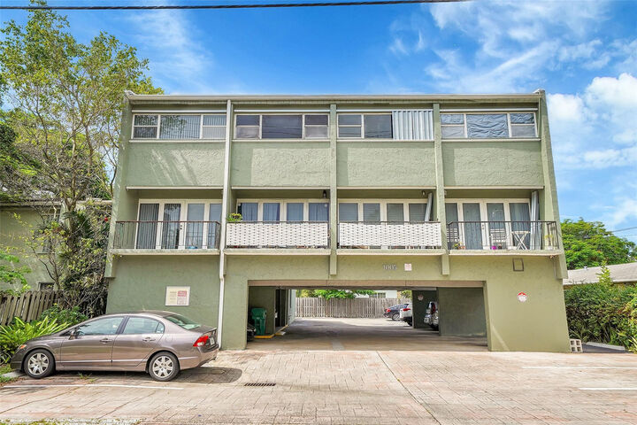 Property Photo:  1005 SW 15th Avenue 10  FL 33312 