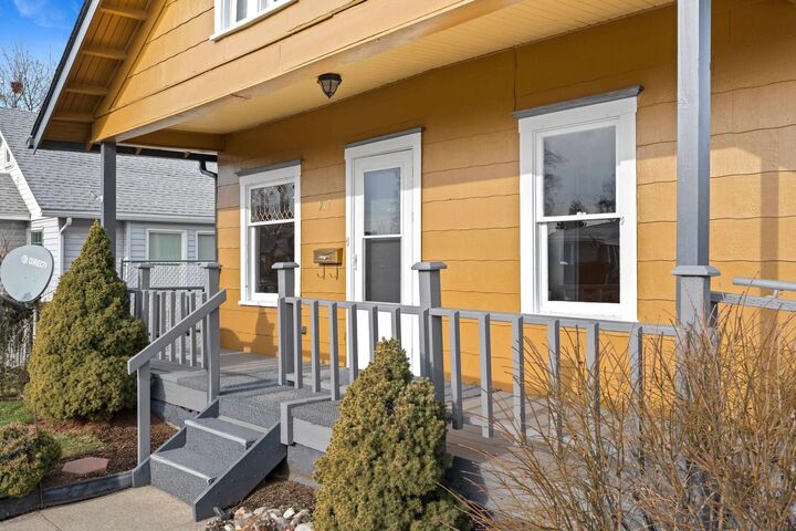 Property Photo: 917 E Longfellow Ave WA 99208