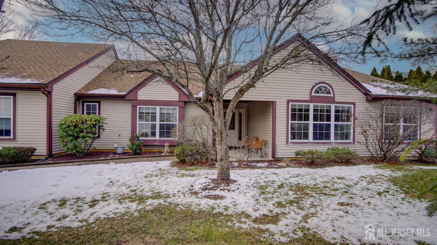 Property Photo:  20 Abraham Lincoln Court  NJ 08831 