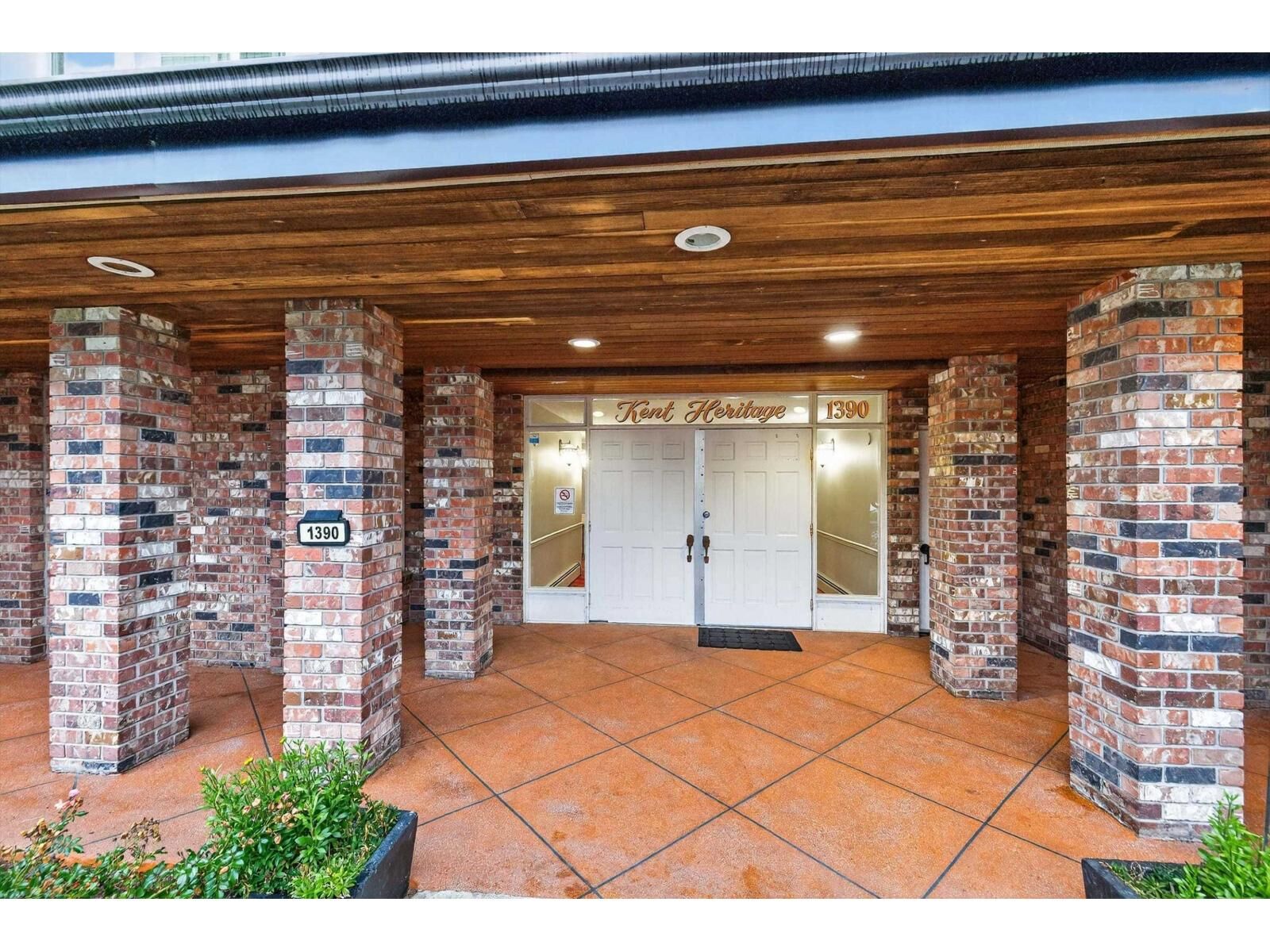 Property Photo:  1390 Martin Street 104  BC V4B 3W5 