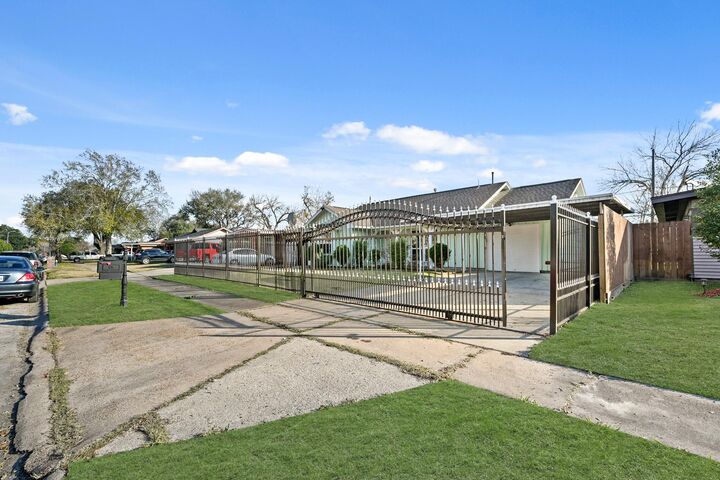 Property Photo:  642 Arvana Street  TX 77034 