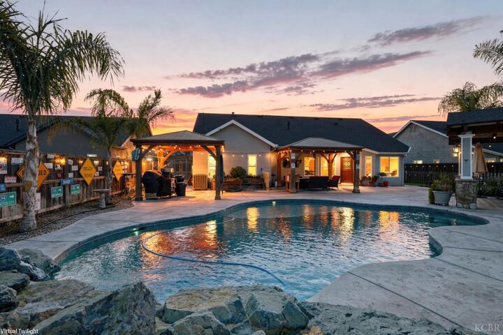 Property Photo:  1528 Castoro Way  CA 93230 