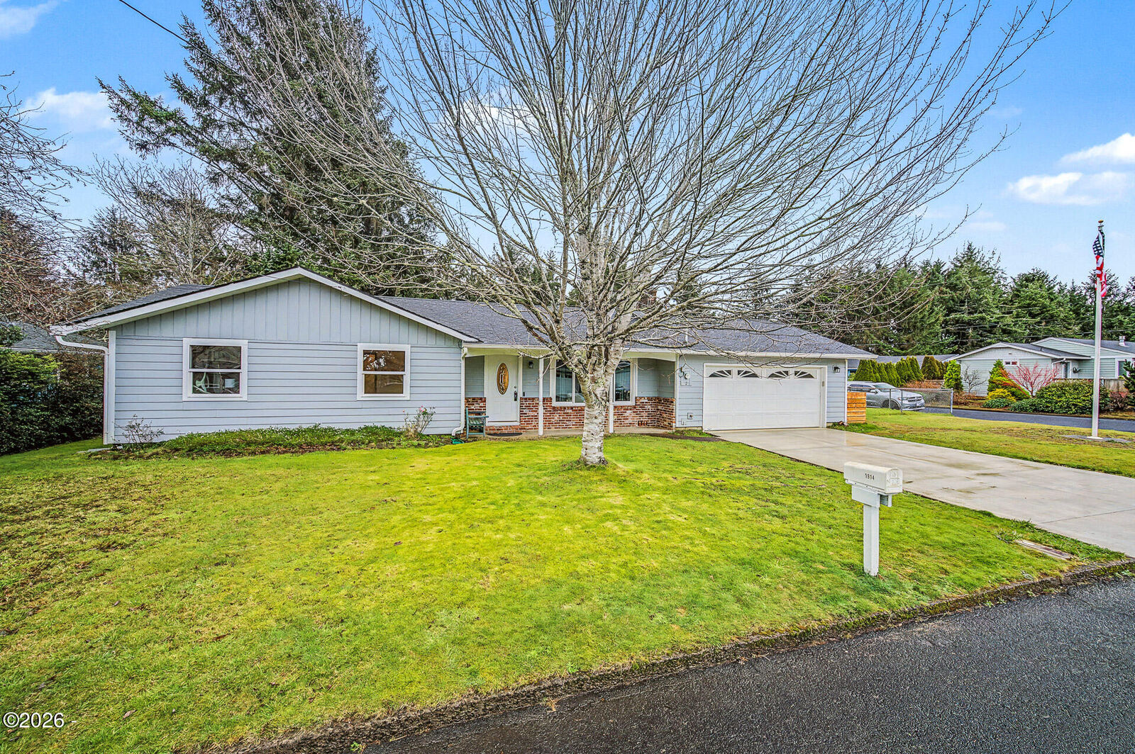 Property Photo: 1914 NE Crestview Place OR 97365