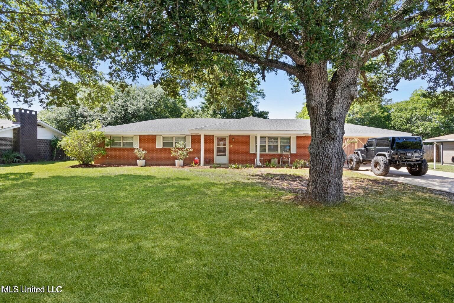 Property Photo: 2208 Popp'S Ferry Road MS 39532