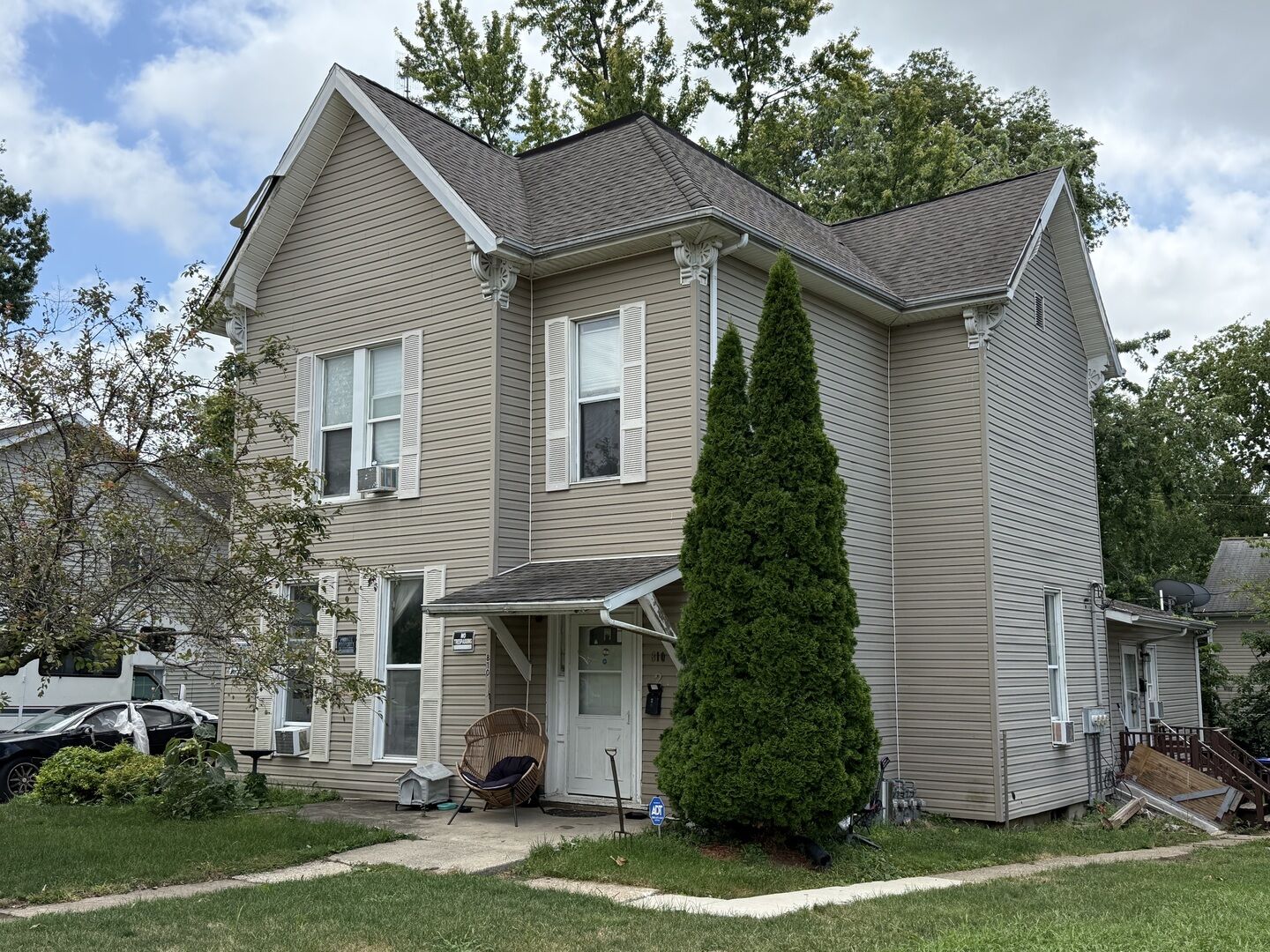 Property Photo:  810 W Market Street  IL 61701 