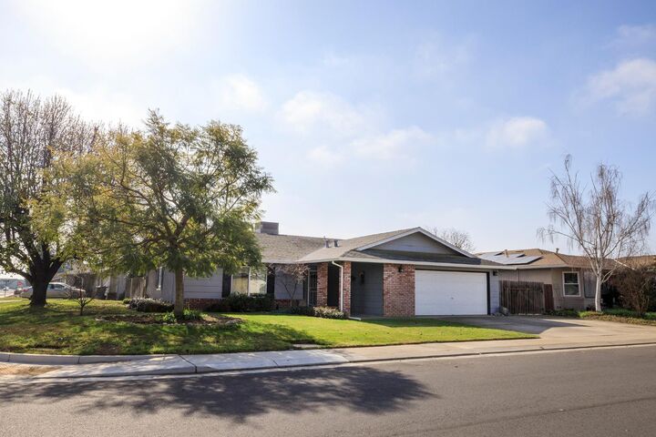 Property Photo:  495 Valdapena Way  CA 95320 