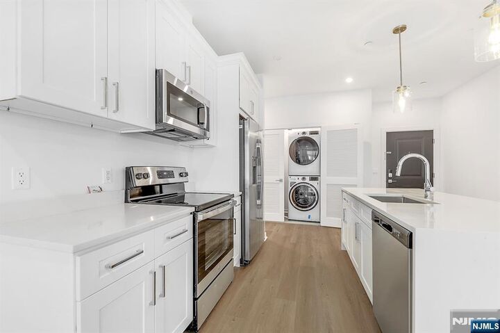 Property Photo:  74 Clarendon Place 202  NJ 07601 