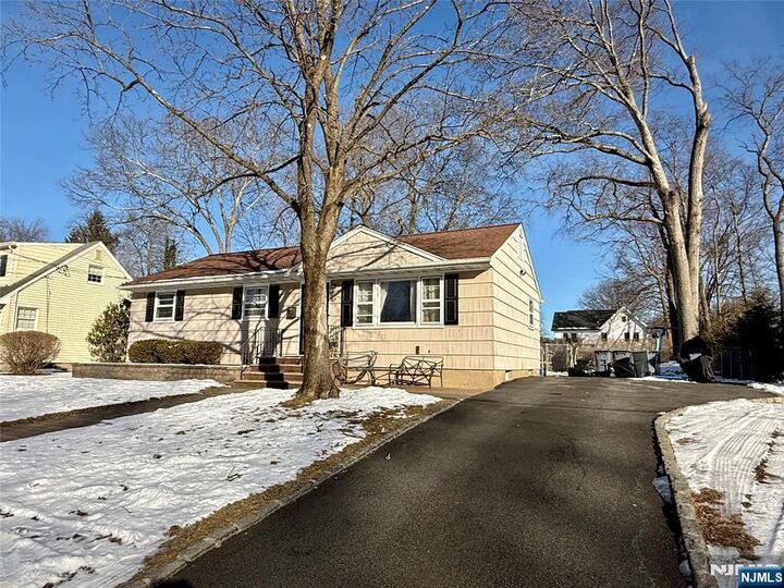 Property Photo:  44 Leonard Drive  NJ 07463 