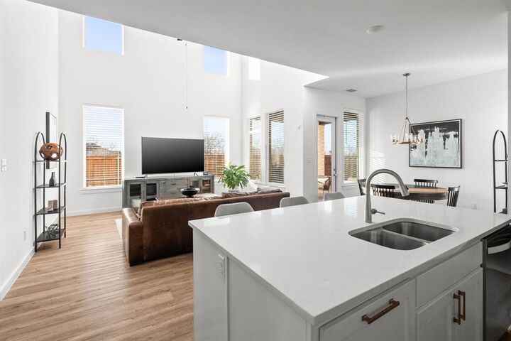 Property Photo:  817 Isabel Street  TX 75009 