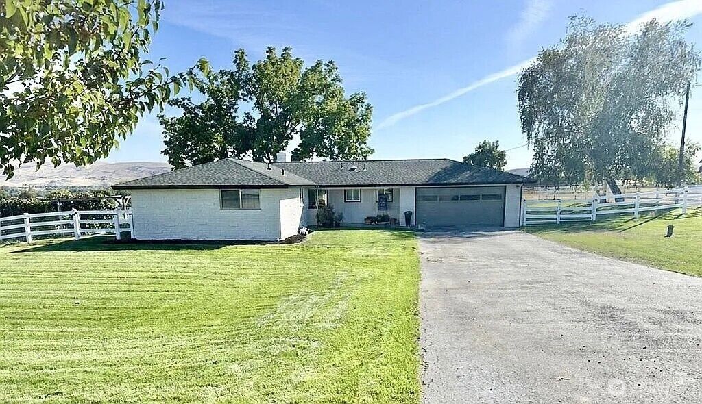 Property Photo:  1110  Nagler Road  WA 98942 