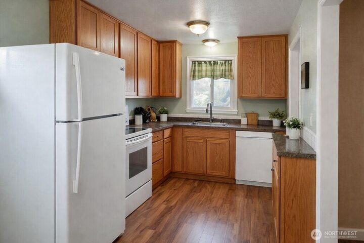 Property Photo:  913 E 7th Street  WA 98362 