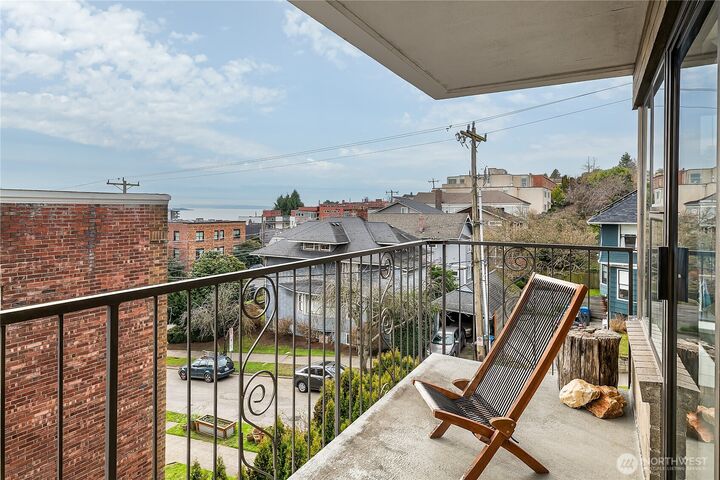 Property Photo:  912  3rd Avenue W 202  WA 98119 