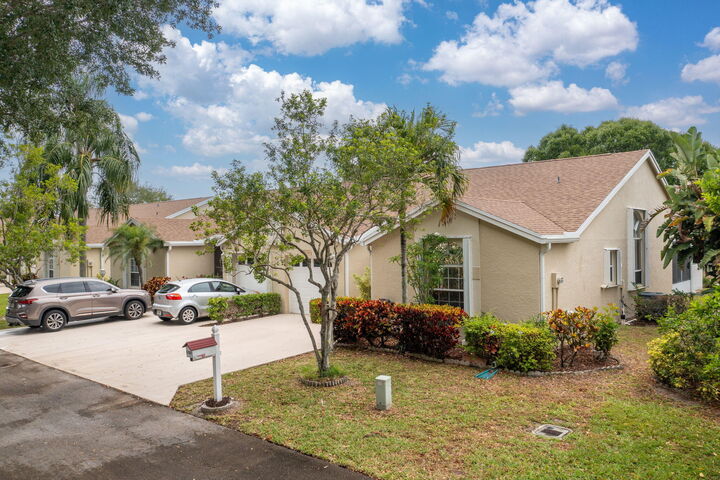 Property Photo:  6209 Pond Tree Court  FL 33463 