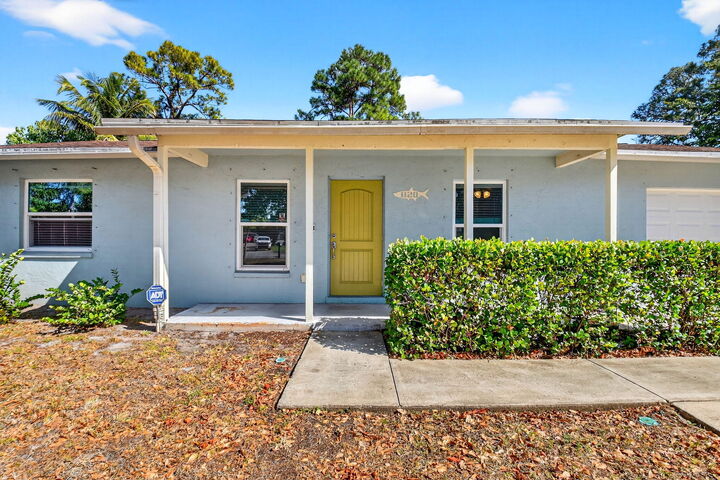 Property Photo: 1120 Cameo Circle FL 33417