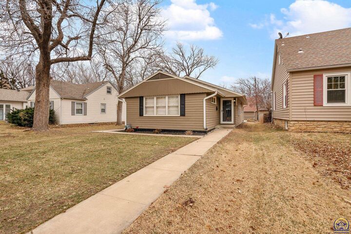 Property Photo: 1530 SW Wayne Ave KS 66604