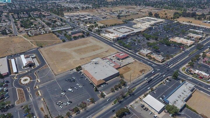 Property Photo: 700 N Prospect Street CA 93257