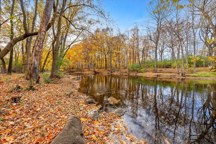 Property Photo:  1319 Creekside Ct  WI 53024 