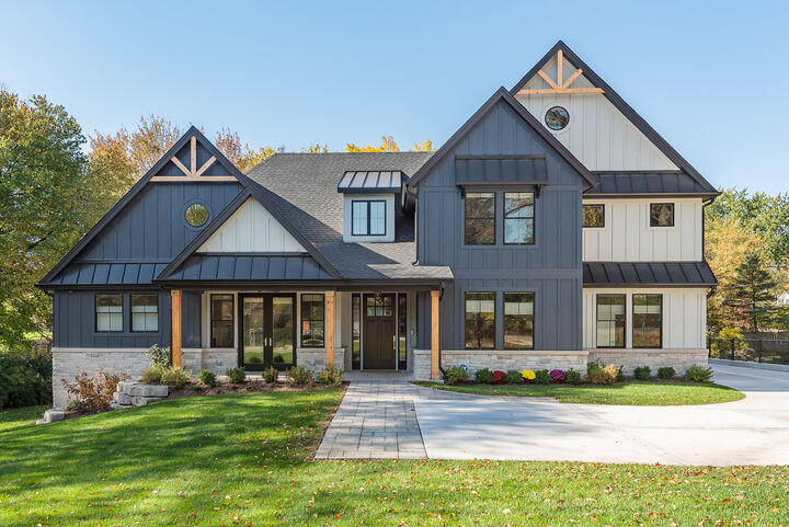 Property Photo: 324 N Charlotte Street IL 60148
