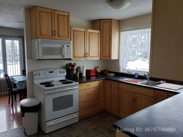 Property Photo: 10850 98 Ave AB T0E 0Y0