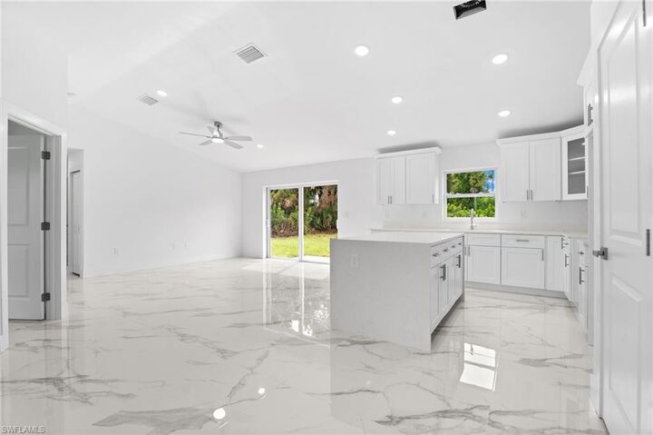 Property Photo:  835 Oakridge Ave S  FL 33974 