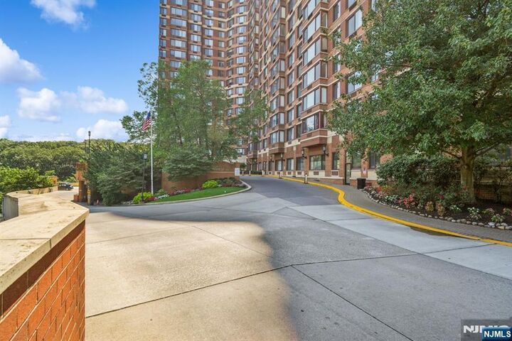 Property Photo:  100 Old Palisade Road L7  NJ 07024 