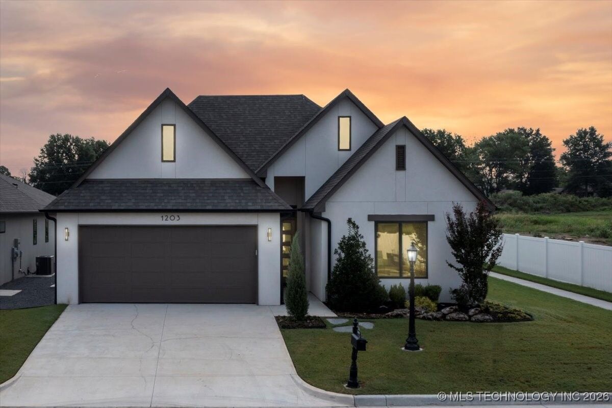 Property Photo:  1203 N 71st Place  OK 74014 