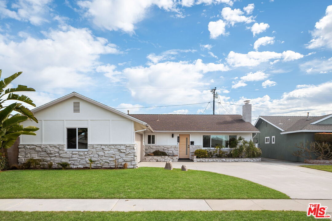 Property Photo:  14592 Belmar Cir  CA 92647 