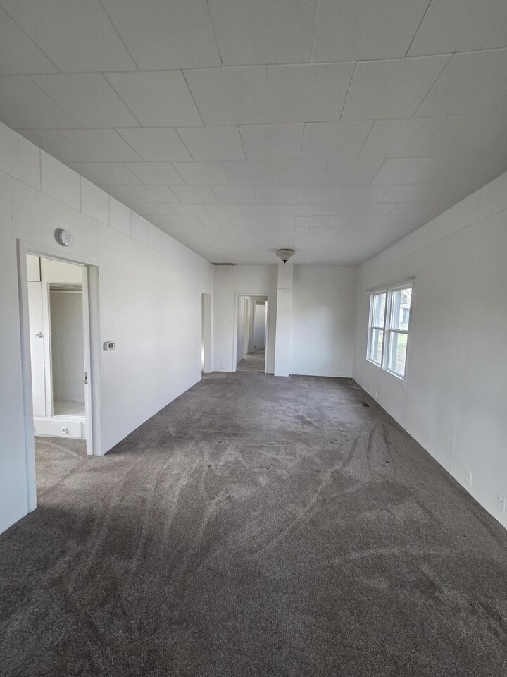 Property Photo: 718 N 10th Street OR 97601