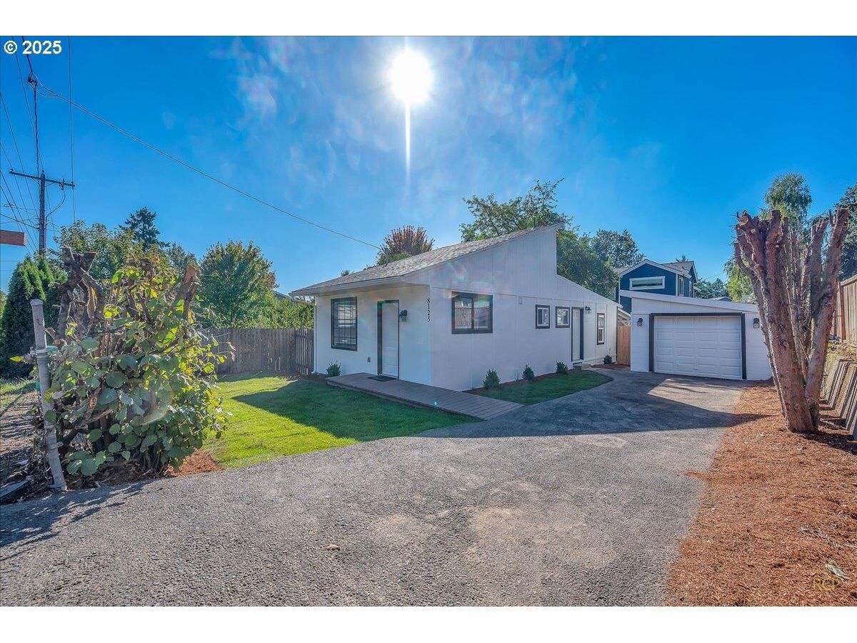Property Photo:  8125 SE 52nd Ave  OR 97206 