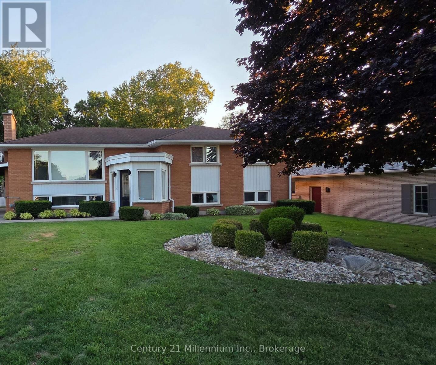 Property Photo:  398 Kingsway Street East Unit 2  ON N2Z 1W3 