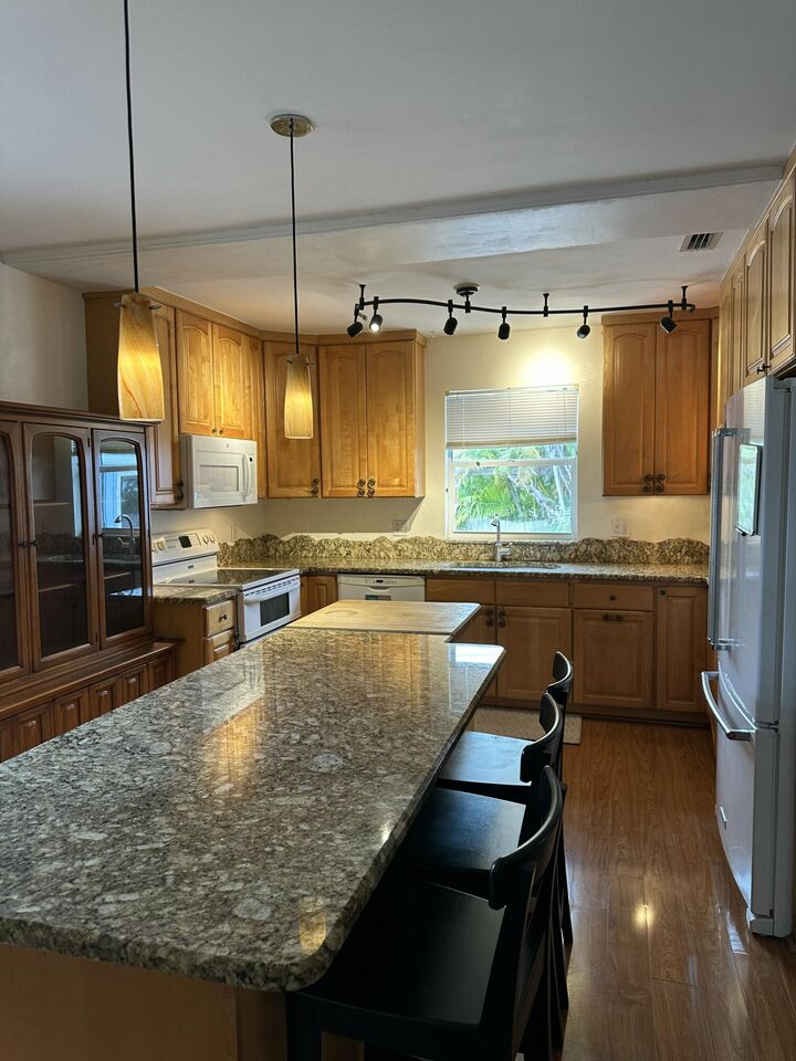 Property Photo: 308 2nd FL 33037