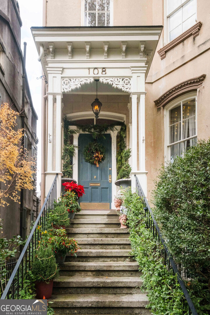 Property Photo:  108 E Gaston Street  GA 31401 